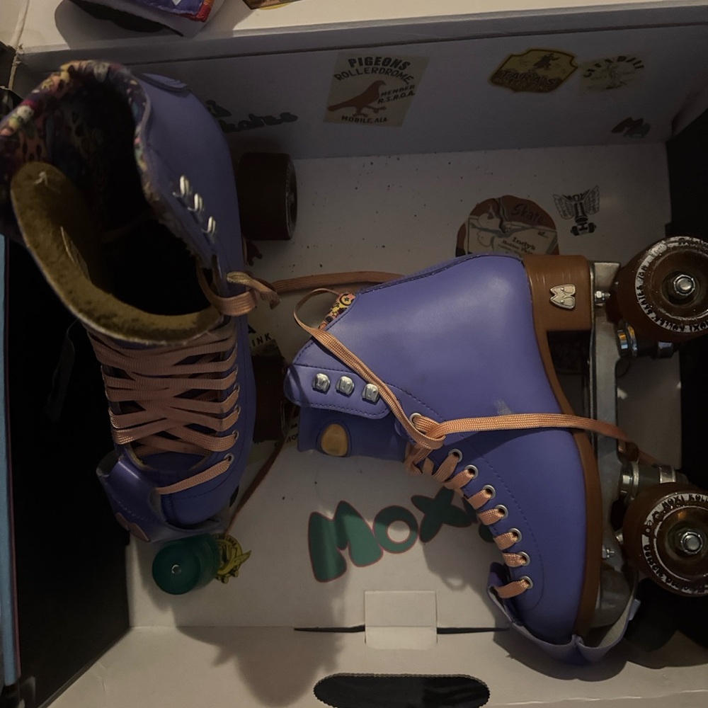 Girls size 4 Moxi Purple Roller Skates and pads